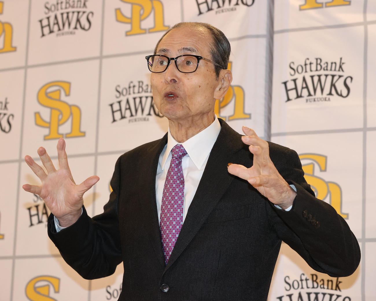 鏡開きで乾杯を終えた王球団会長は報道陣に囲まれる（撮影・梅根麻紀）