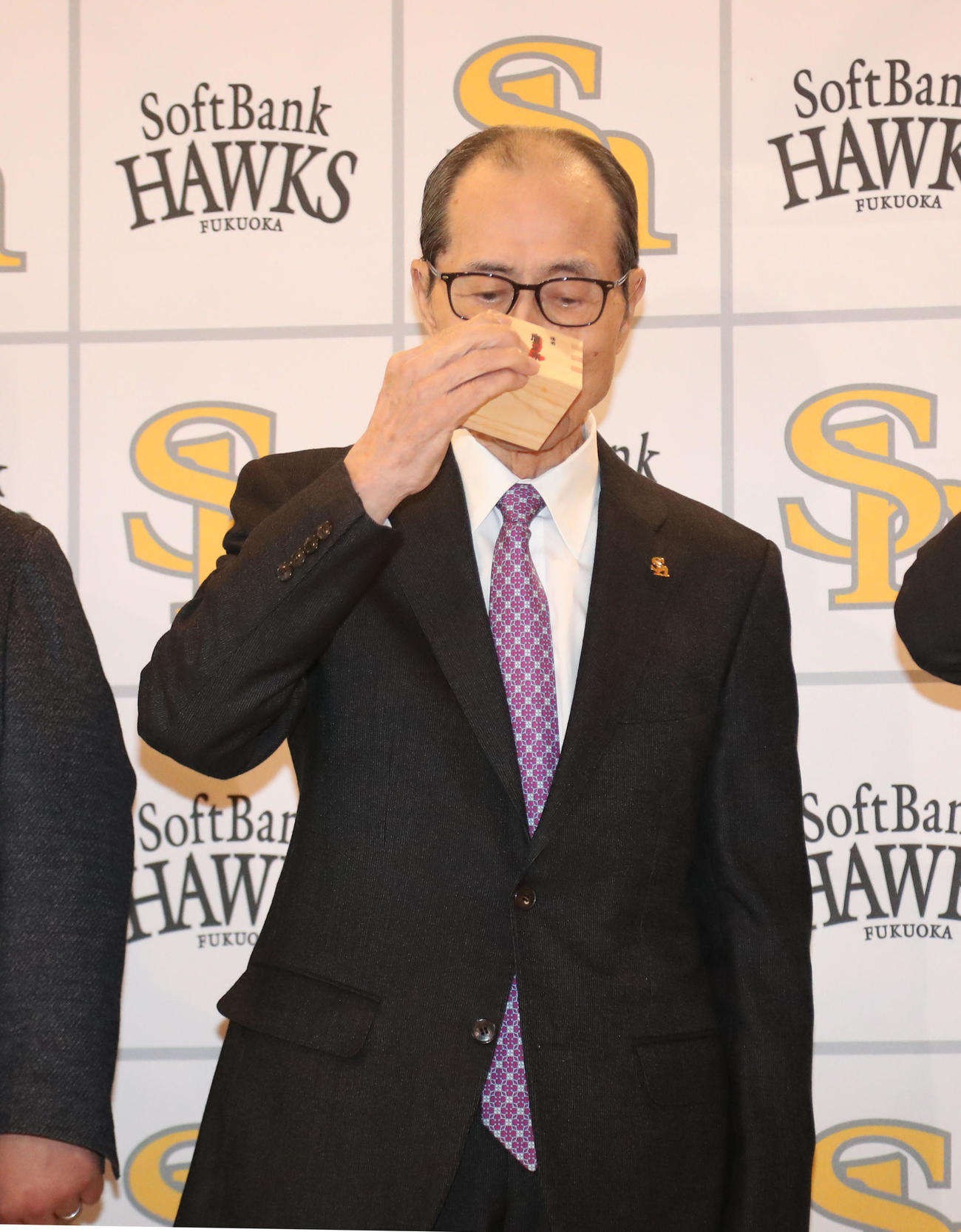 鏡開きを終え乾杯する王球団会長（撮影・梅根麻紀）