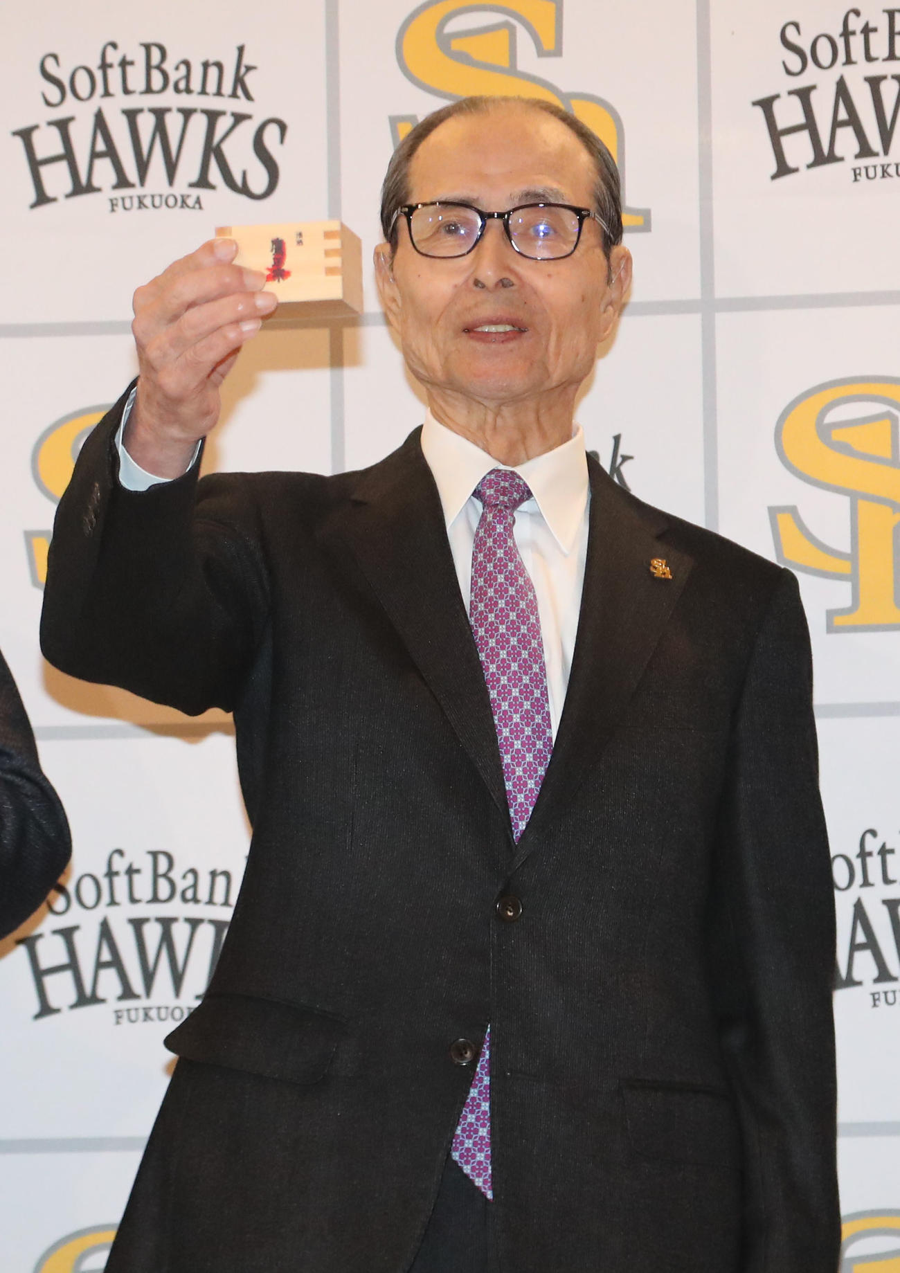 鏡開きを終え乾杯する王球団会長（撮影・梅根麻紀）