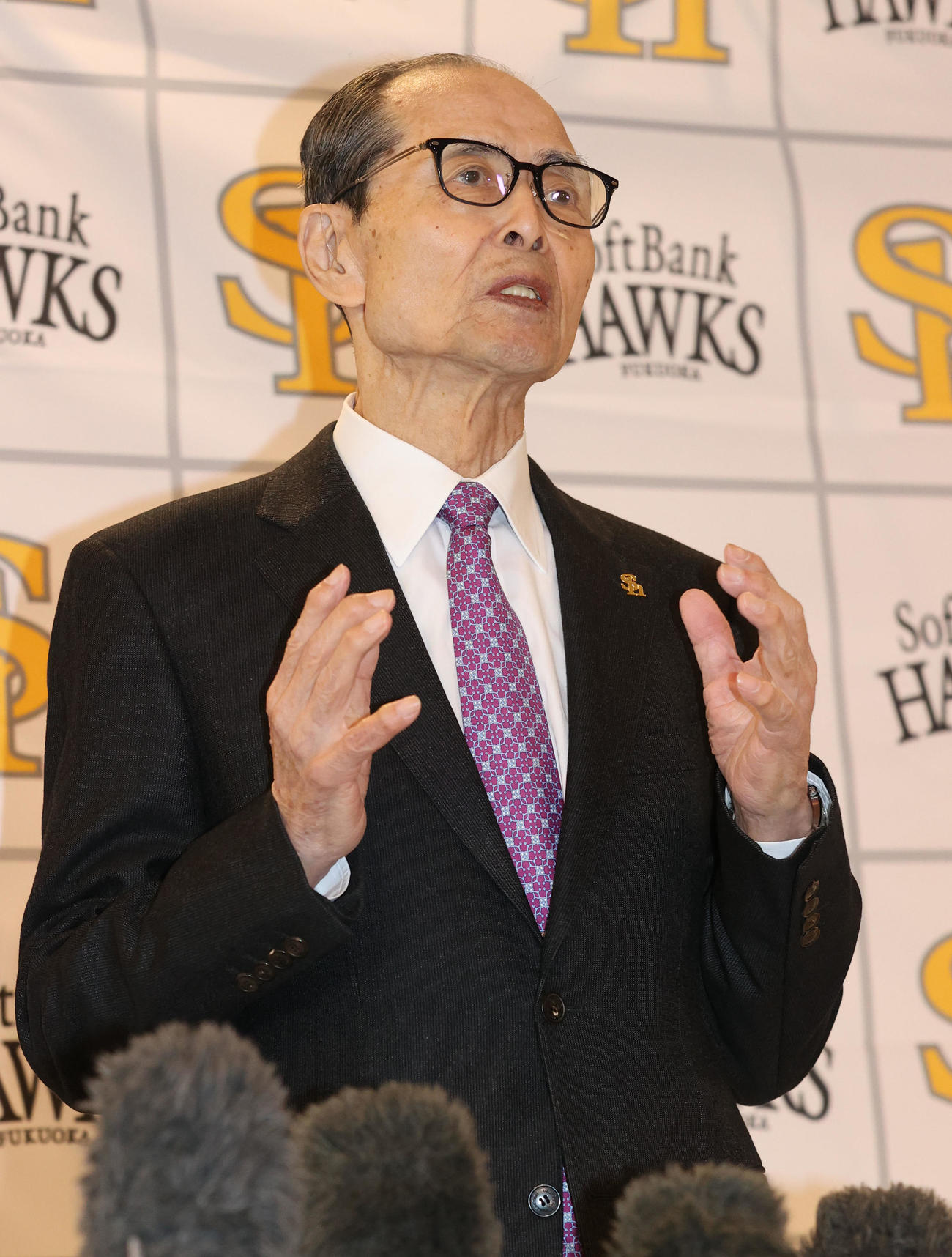 鏡開きで乾杯を終えた王球団会長は報道陣に囲まれる（撮影・梅根麻紀）