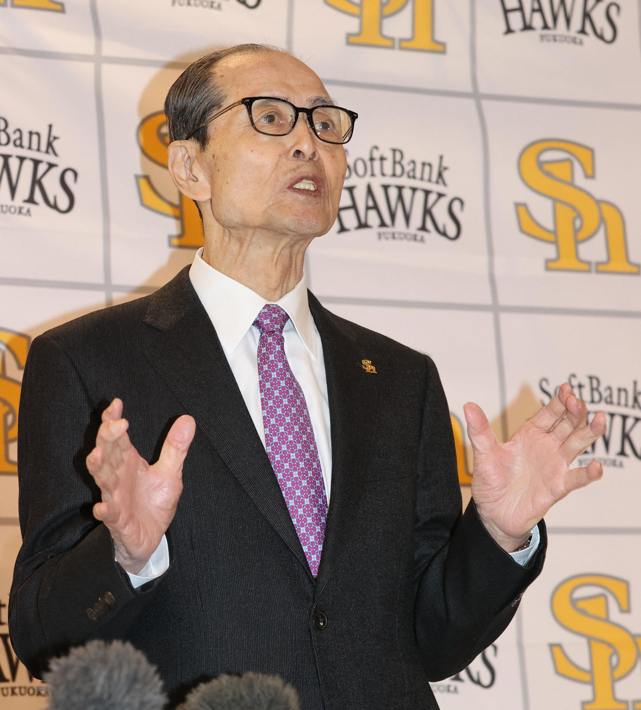 鏡開きで乾杯を終えた王球団会長は報道陣に囲まれる（撮影・梅根麻紀）