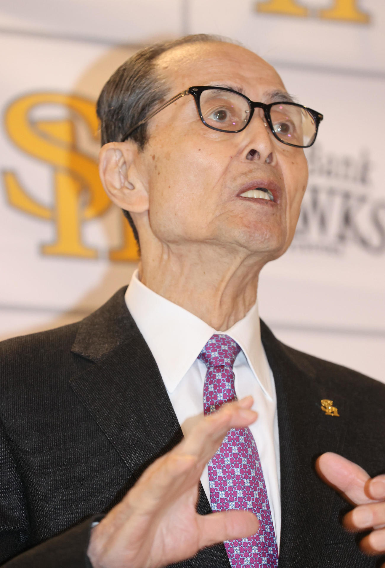 鏡開きで乾杯を終えた王球団会長は報道陣に囲まれる（撮影・梅根麻紀）