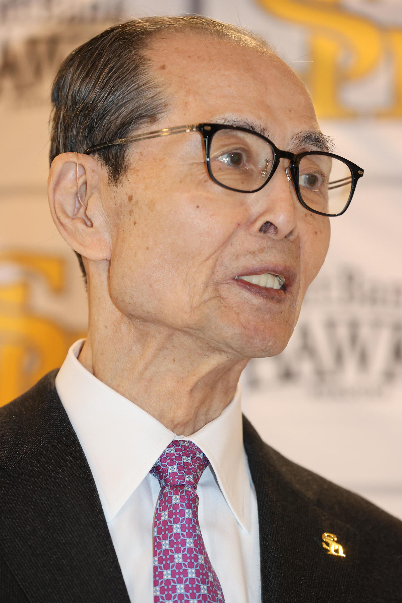 鏡開きで乾杯を終えた王球団会長は報道陣に囲まれる（撮影・梅根麻紀）