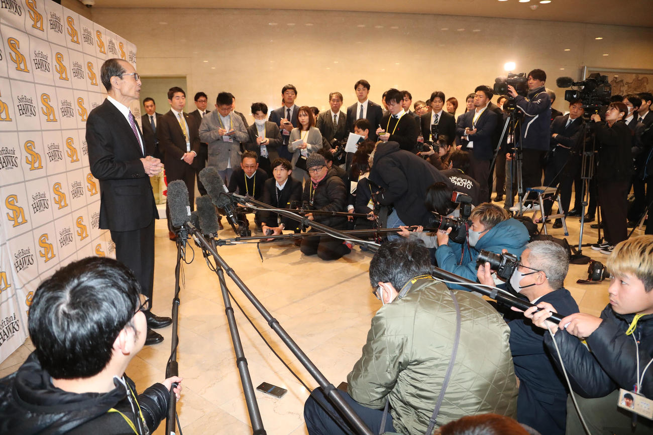 鏡開きを終え囲み取材を受ける王球団会長（撮影・梅根麻紀）