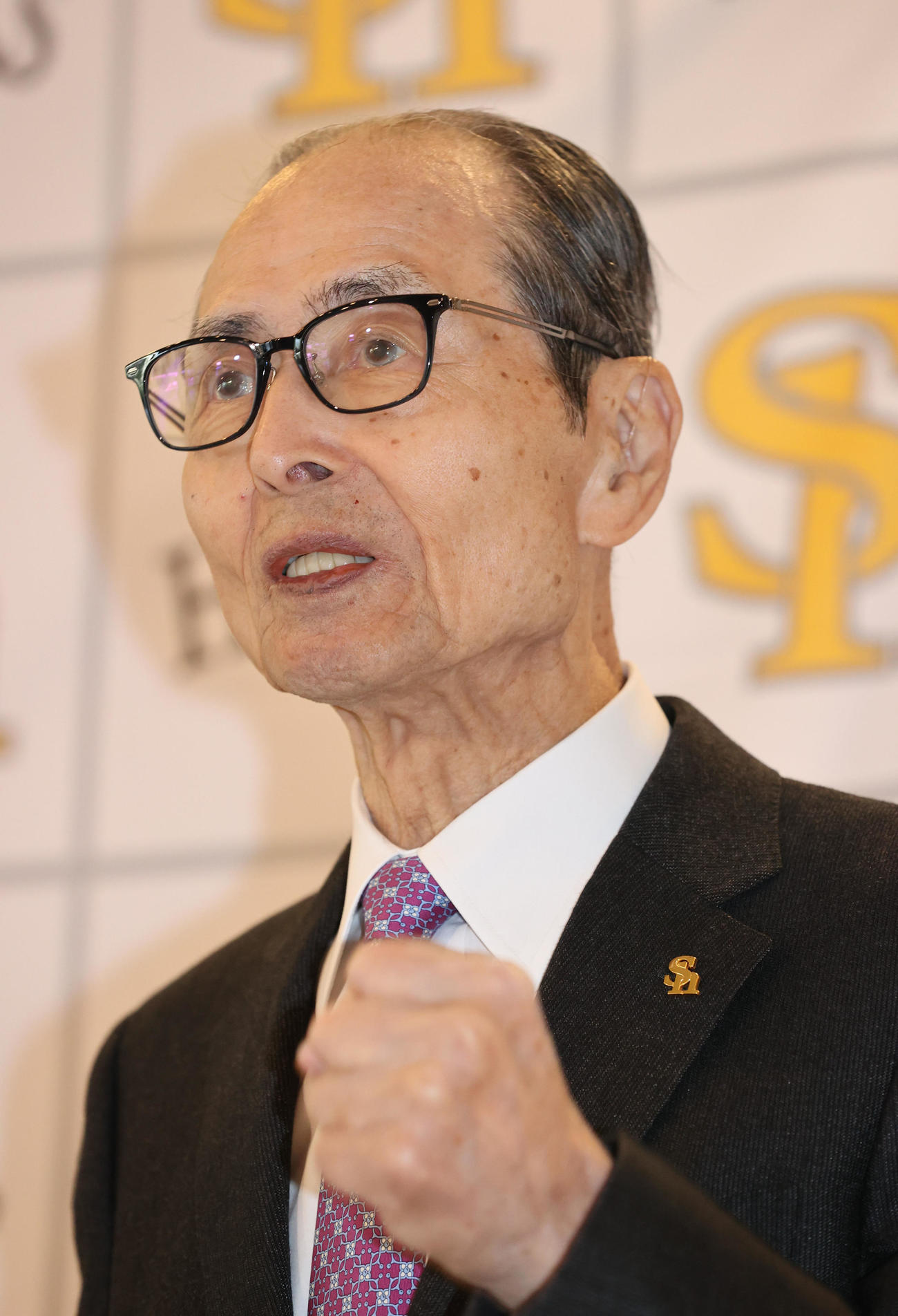 鏡開きで乾杯を終えた王球団会長は報道陣に囲まれる（撮影・梅根麻紀）