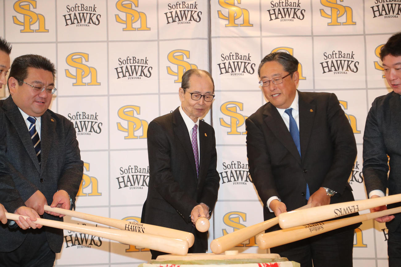 バットで酒樽を割る王球団会長と関係者（撮影・梅根麻紀）