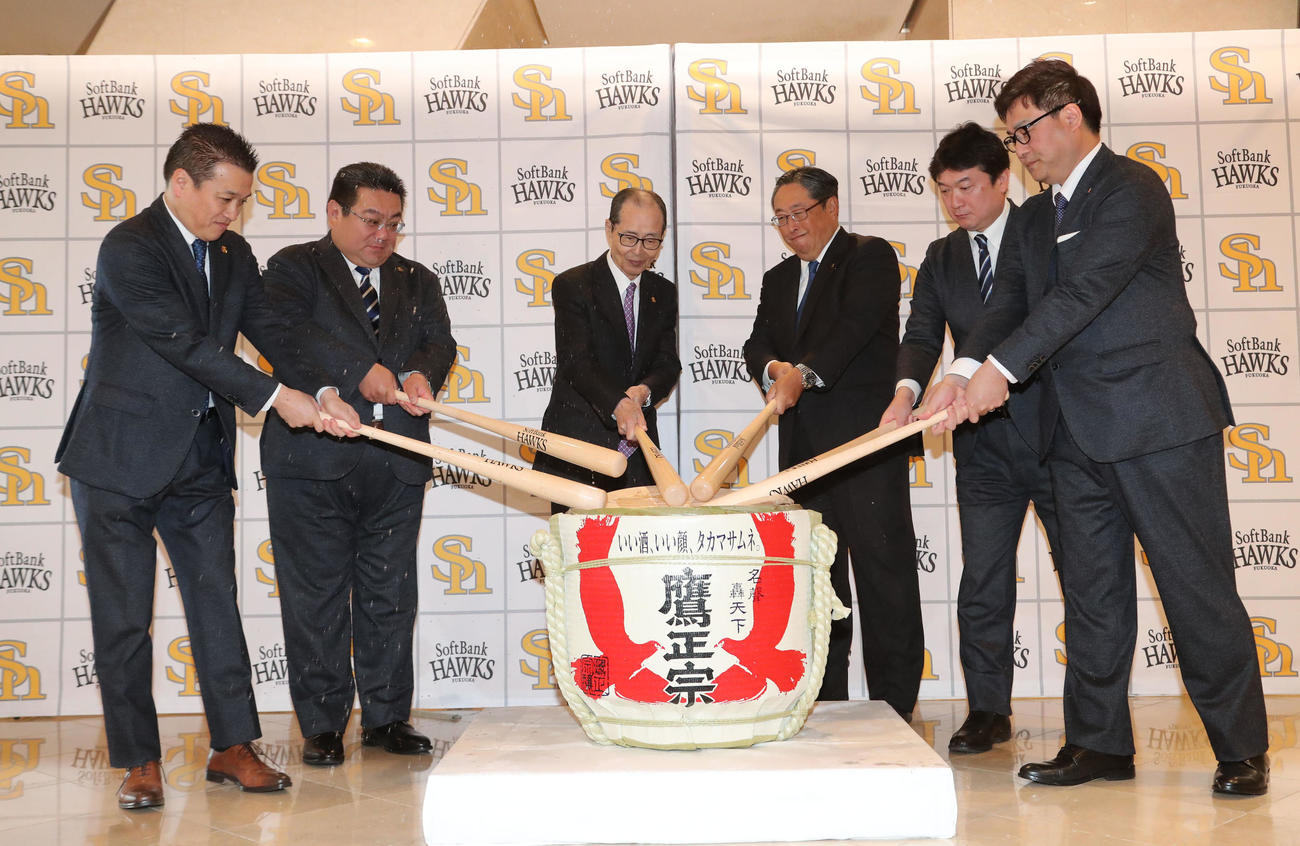 バットで酒樽を割る王球団会長と関係者（撮影・梅根麻紀）