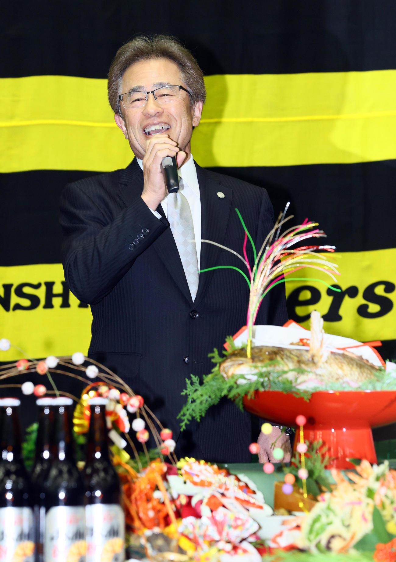 阪神球団の仕事始めであいさつする粟井球団社長（撮影・上山淳一）