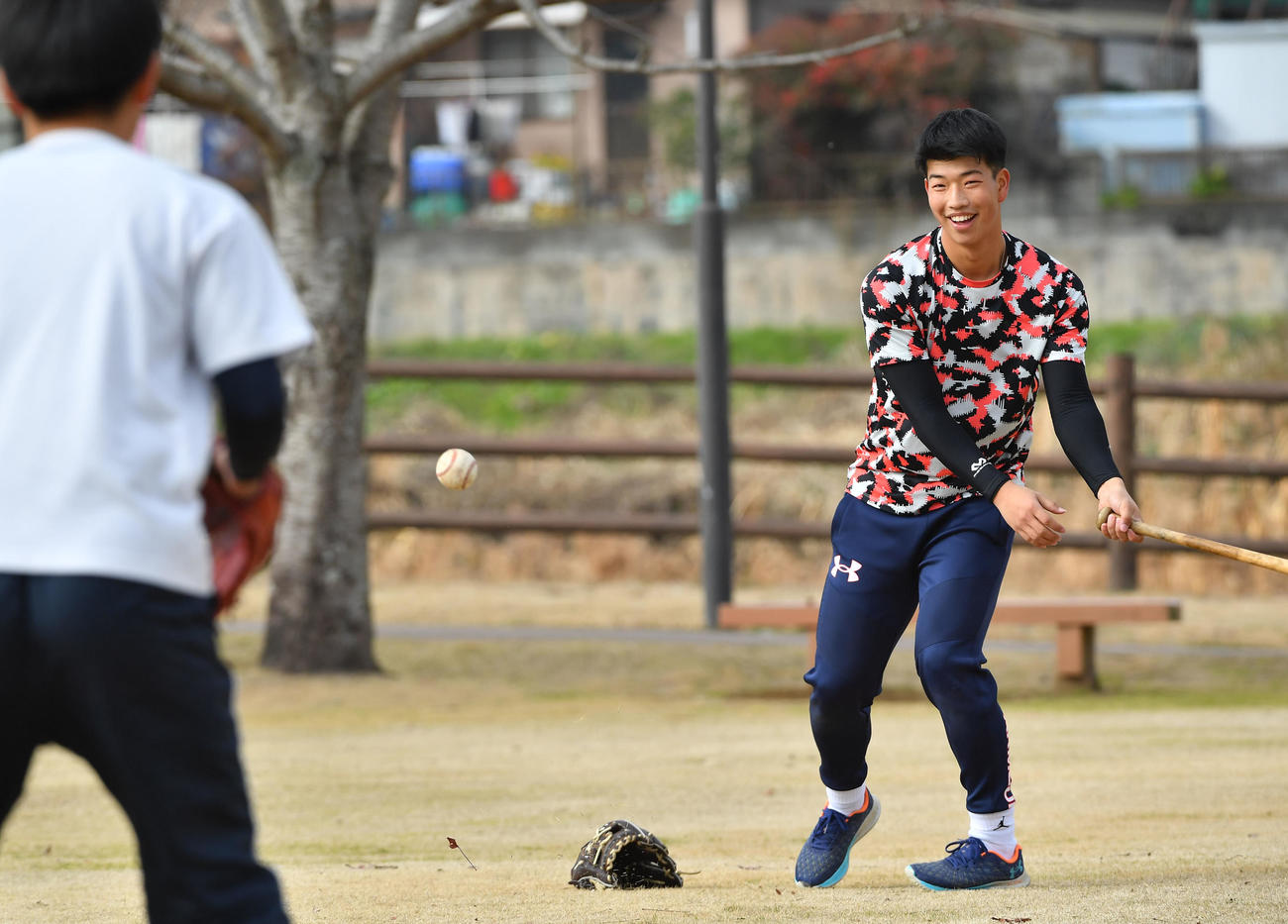 小学校時代のチームメイトたちと笑顔でペッパーを行う阪神百崎（撮影・岩下翔太）