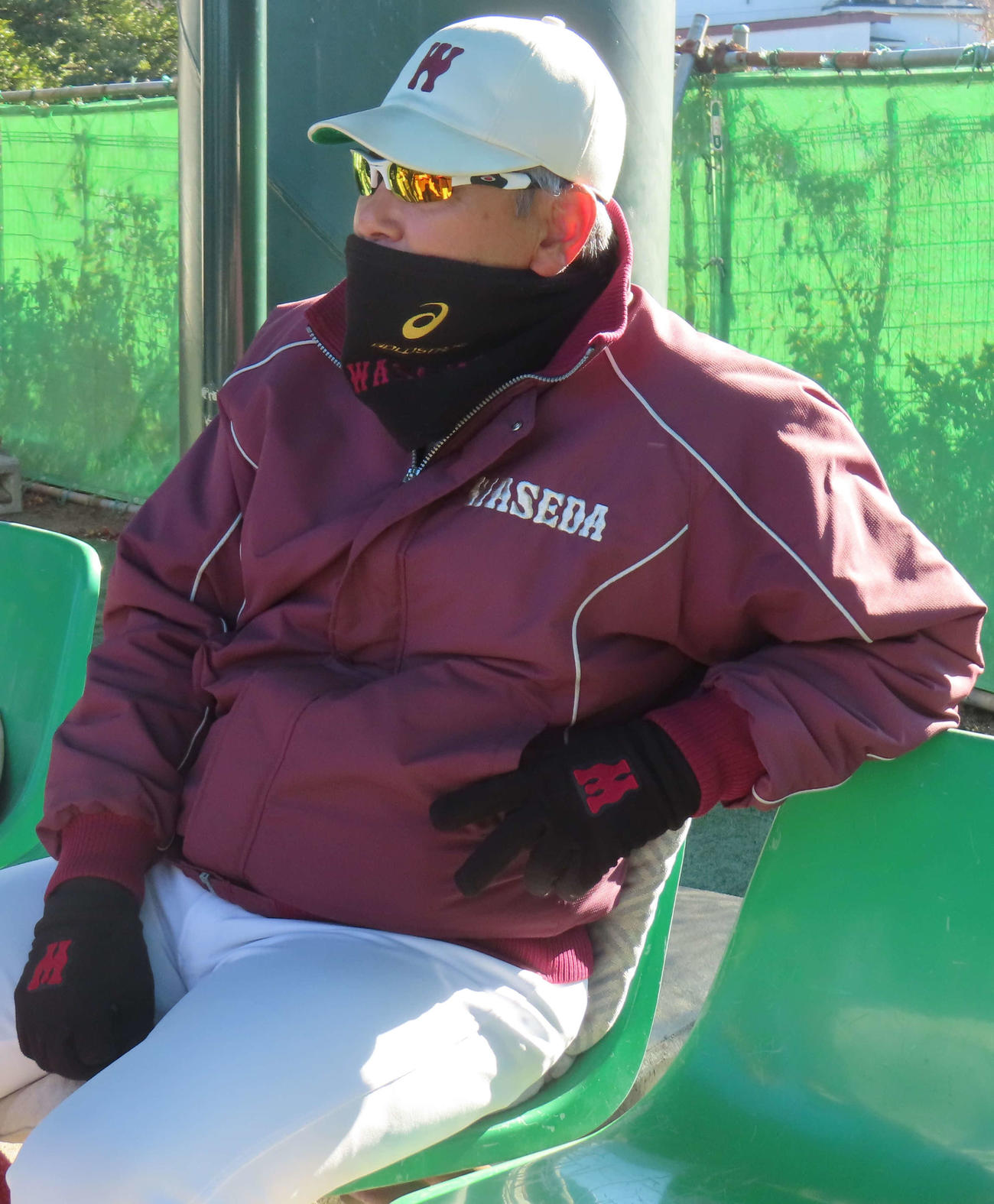 練習初め前に取材対応する早大・小宮山監督（撮影・佐瀬百合子）