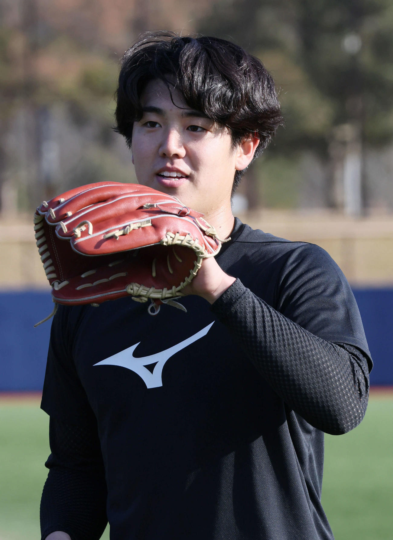 自主トレを公開した阪神ドラフト5位の石黒佑弥。走り込みやストレッチに続き、キャッチボールを行った（撮影・加藤孝規）