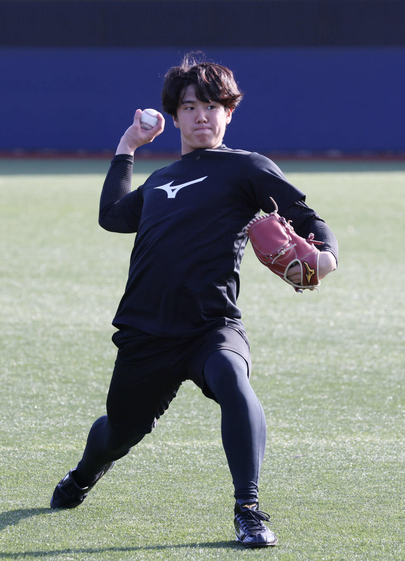 自主トレを公開した阪神ドラフト5位の石黒佑弥。走り込みやストレッチに続き、キャッチボールを行った（撮影・加藤孝規）