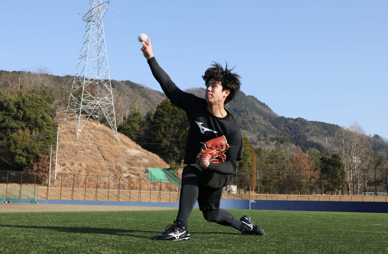 自主トレを公開した阪神ドラフト5位の石黒佑弥。走り込みやストレッチに続き、キャッチボールを行った（撮影・加藤孝規）