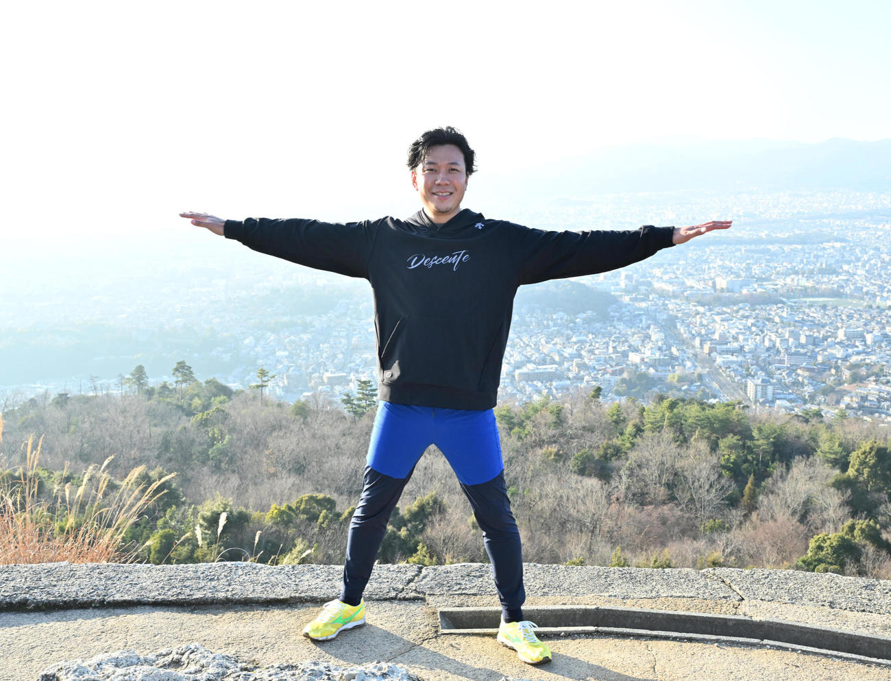 大文字山を登り大の字ポーズをとる中日大野雄大（撮影・石井愛子）