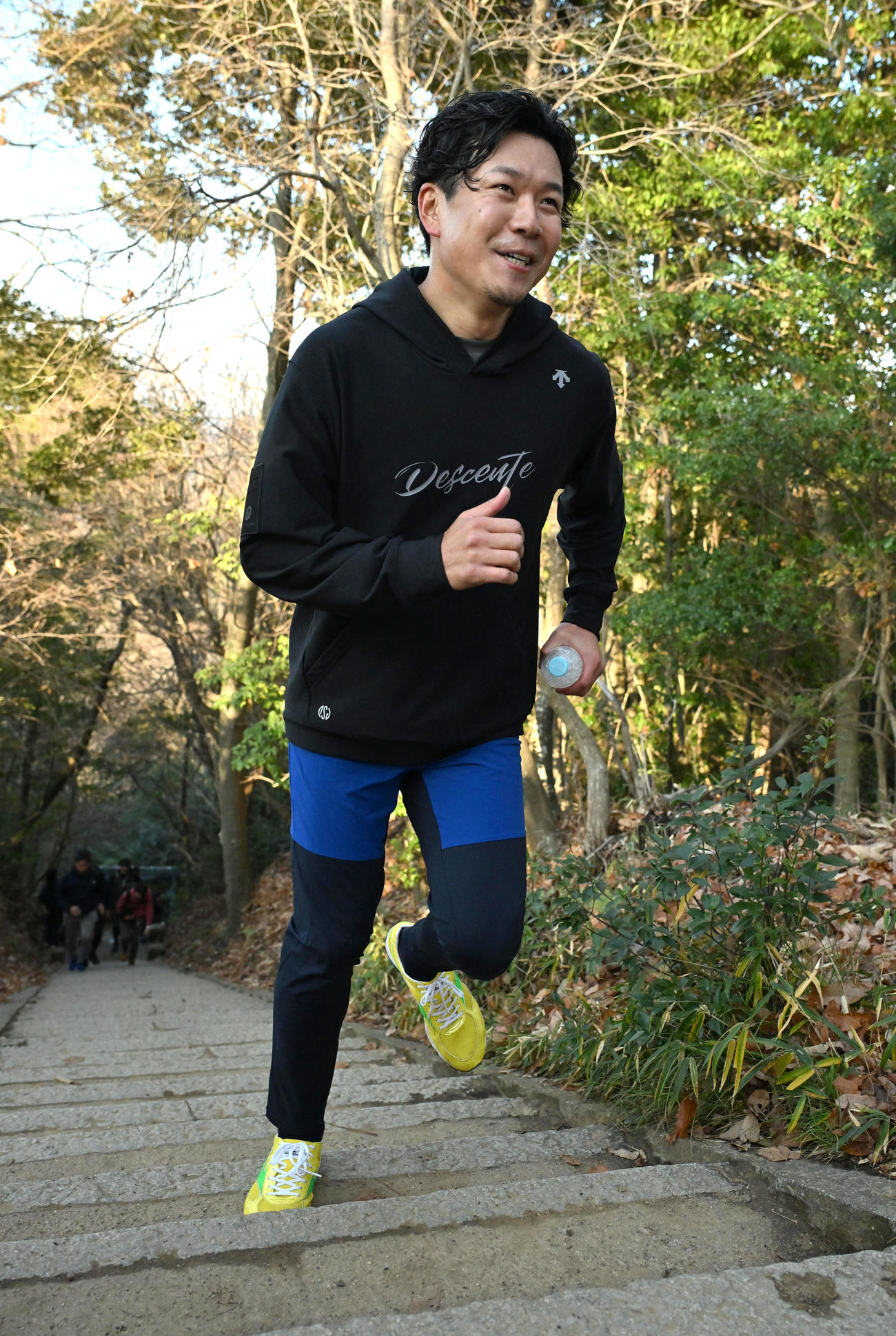 京都・大文字山の険しい山道を駆け上がる中日大野雄大（撮影・石井愛子）