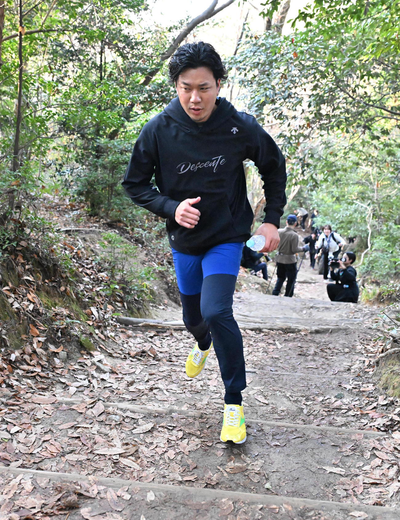 中日大野雄大が自主トレ公開。京都・大文字山の険しい山道を駆け上がる（撮影・石井愛子）