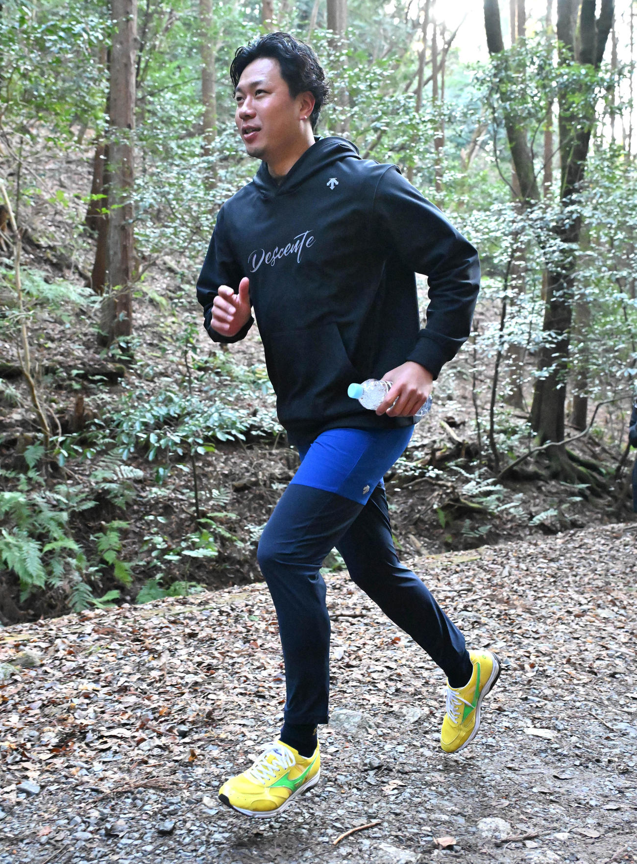 中日大野雄大が自主トレ公開。京都・大文字山の険しい山道を駆け上がる（撮影・石井愛子）