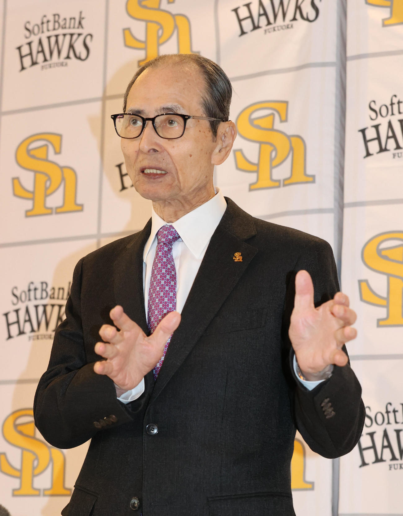 鏡開きで乾杯を終えた王球団会長は報道陣に囲まれる（撮影・梅根麻紀）