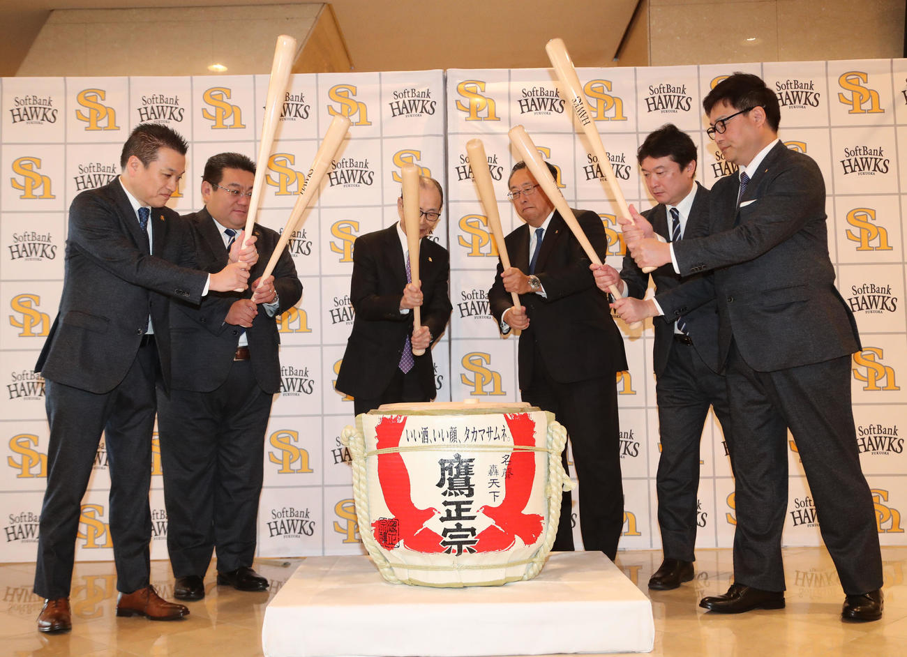 バットで酒樽を割る王球団会長と関係者（撮影・梅根麻紀）