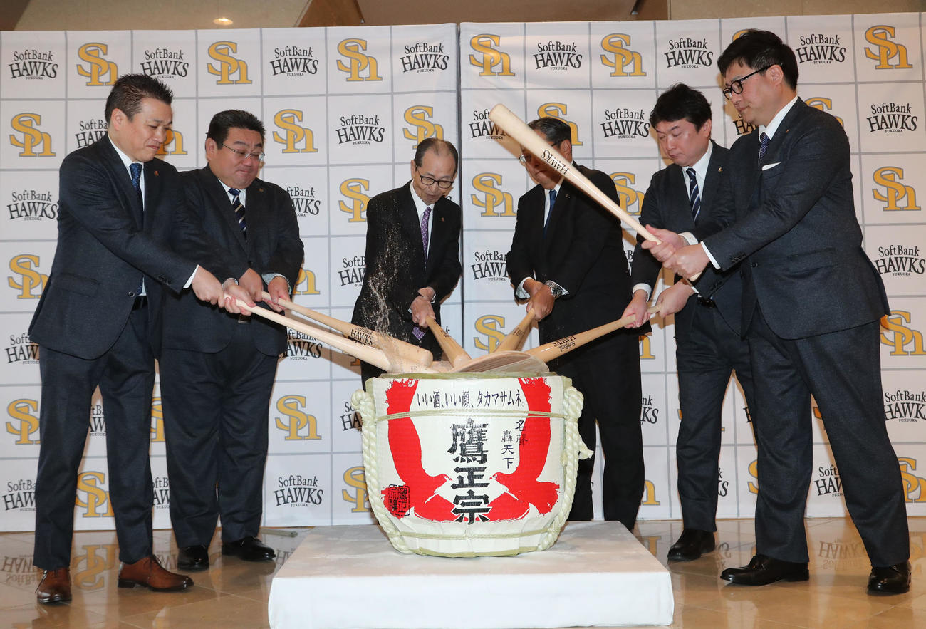 バットで酒樽を割る王球団会長と関係者（撮影・梅根麻紀）