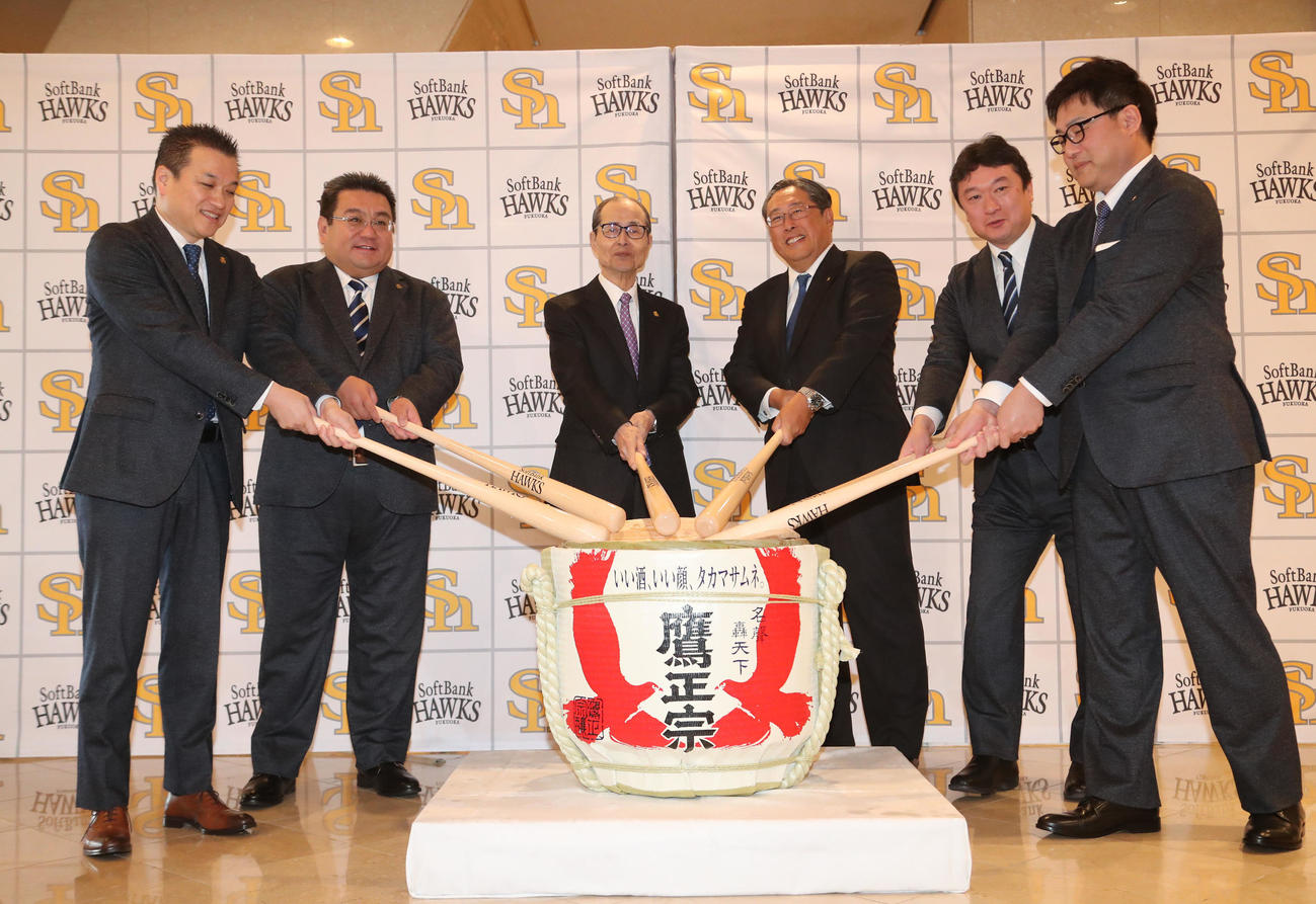 バットで酒樽を割る王球団会長と関係者（撮影・梅根麻紀）