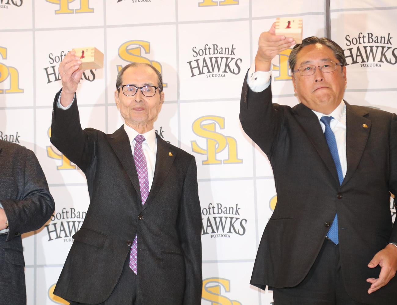 鏡開きを終え乾杯する王球団会長（撮影・梅根麻紀）
