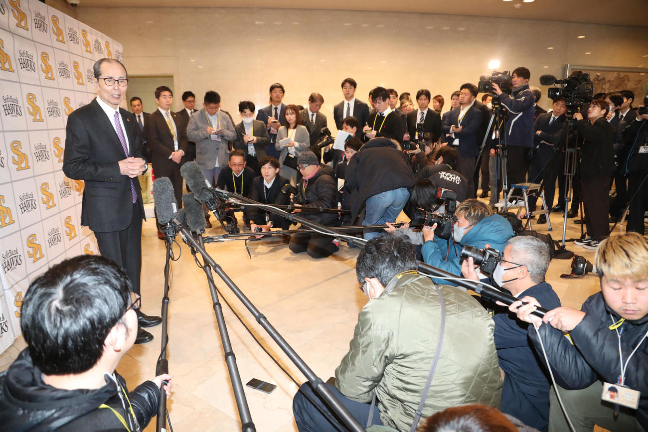 鏡開きを終え囲み取材を受ける王球団会長（撮影・梅根麻紀）