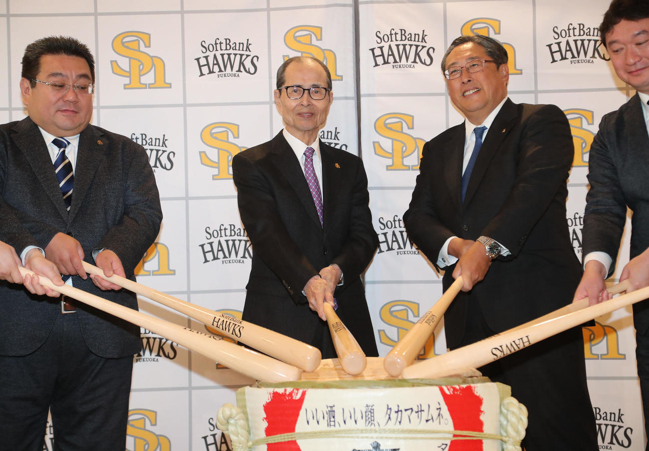 バットで酒樽を割る王球団会長と関係者（撮影・梅根麻紀）