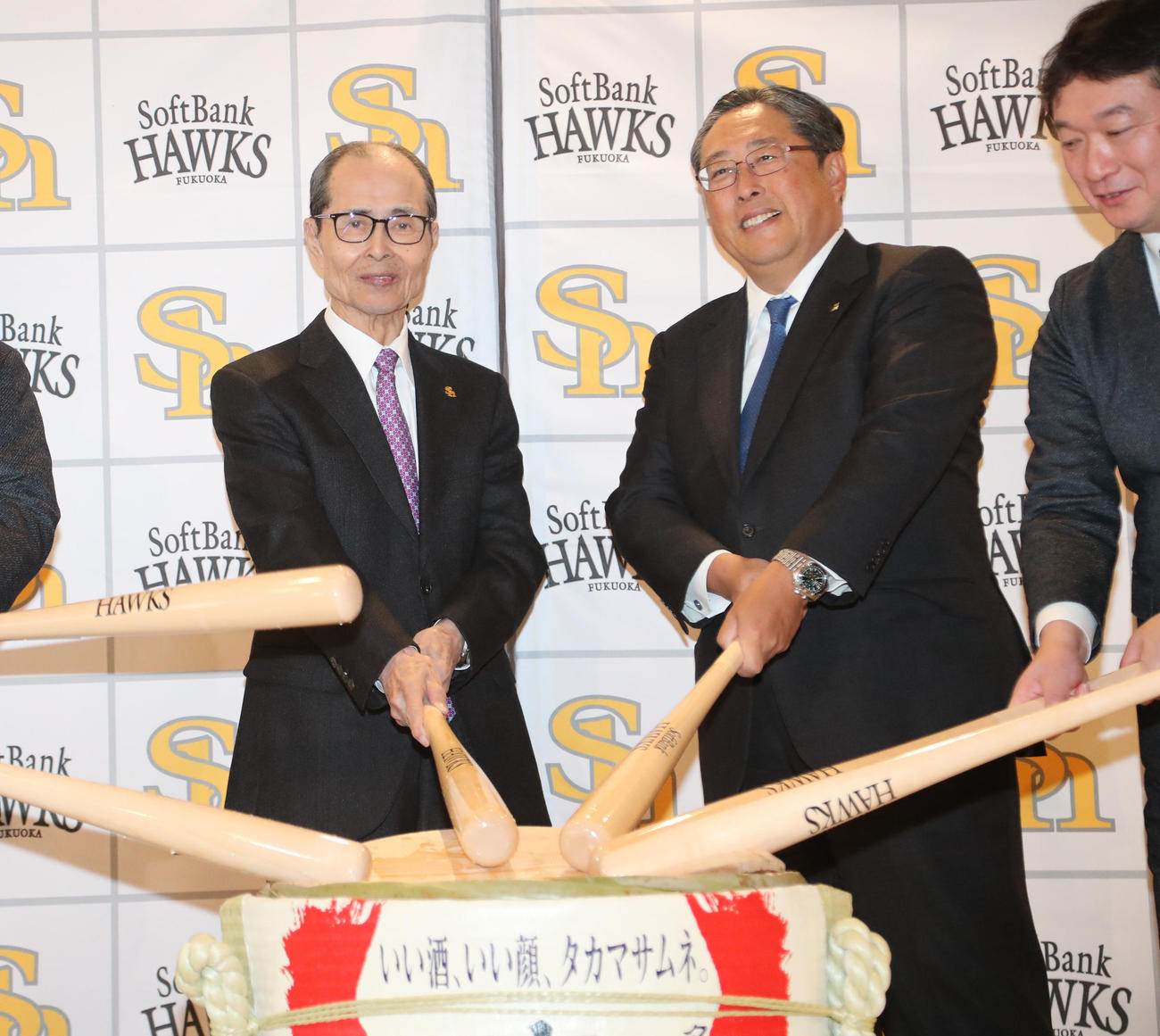 バットで酒樽を割る王球団会長と関係者（撮影・梅根麻紀）
