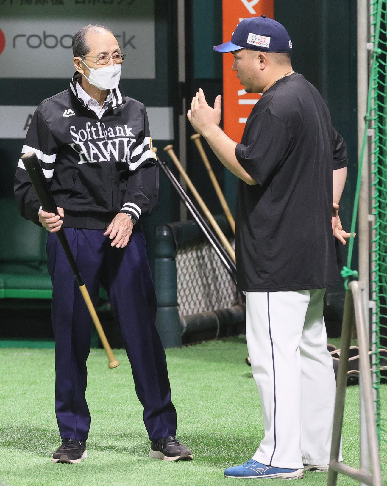 西武時代の山川と、打撃について語っている様子のソフトバンク王貞治球団会長（2022年10月撮影）