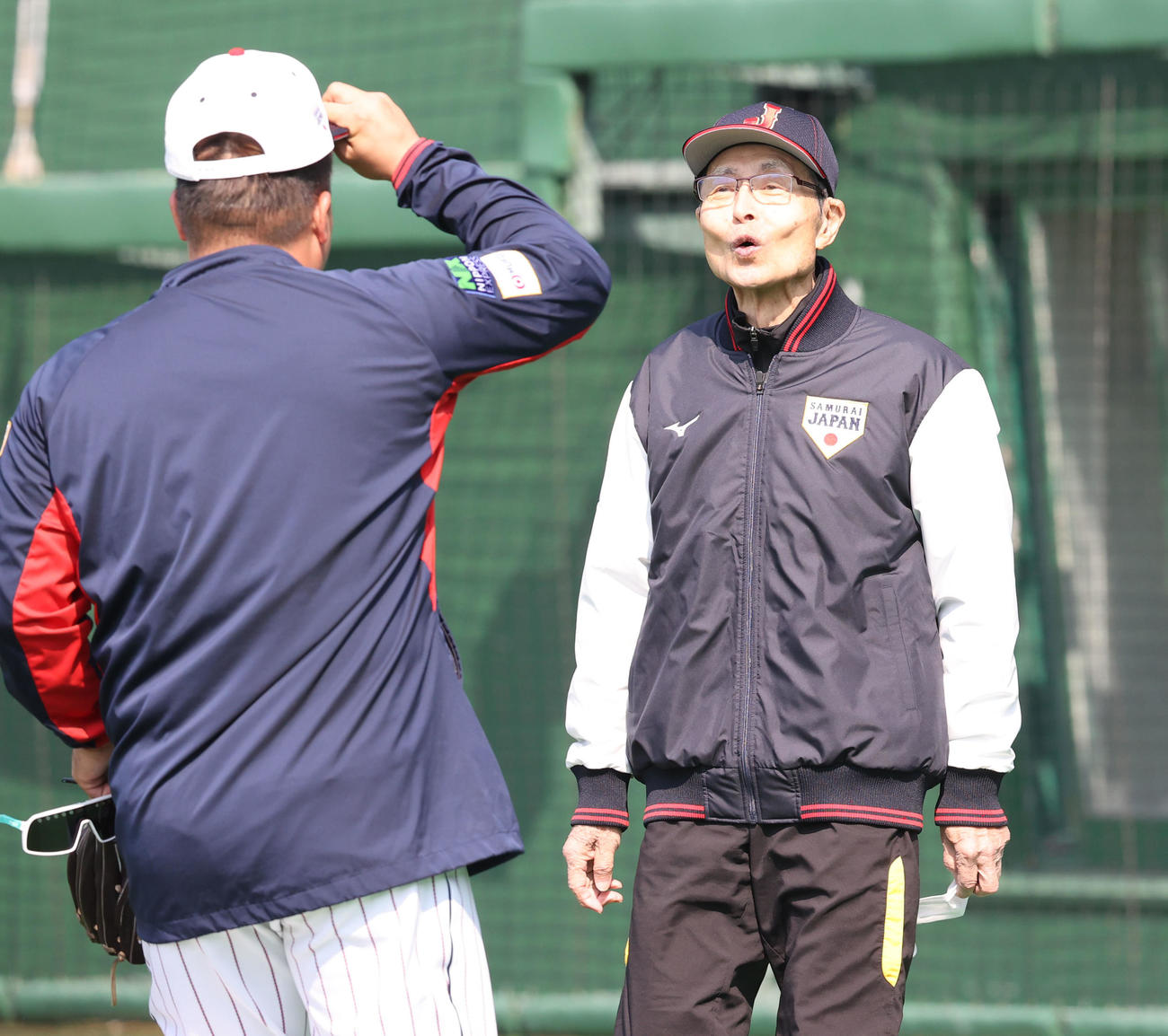 あいさつに訪れた侍ジャパン山川穂高と話をする王貞治ソフトバンク球団会長（2023年2月撮影）