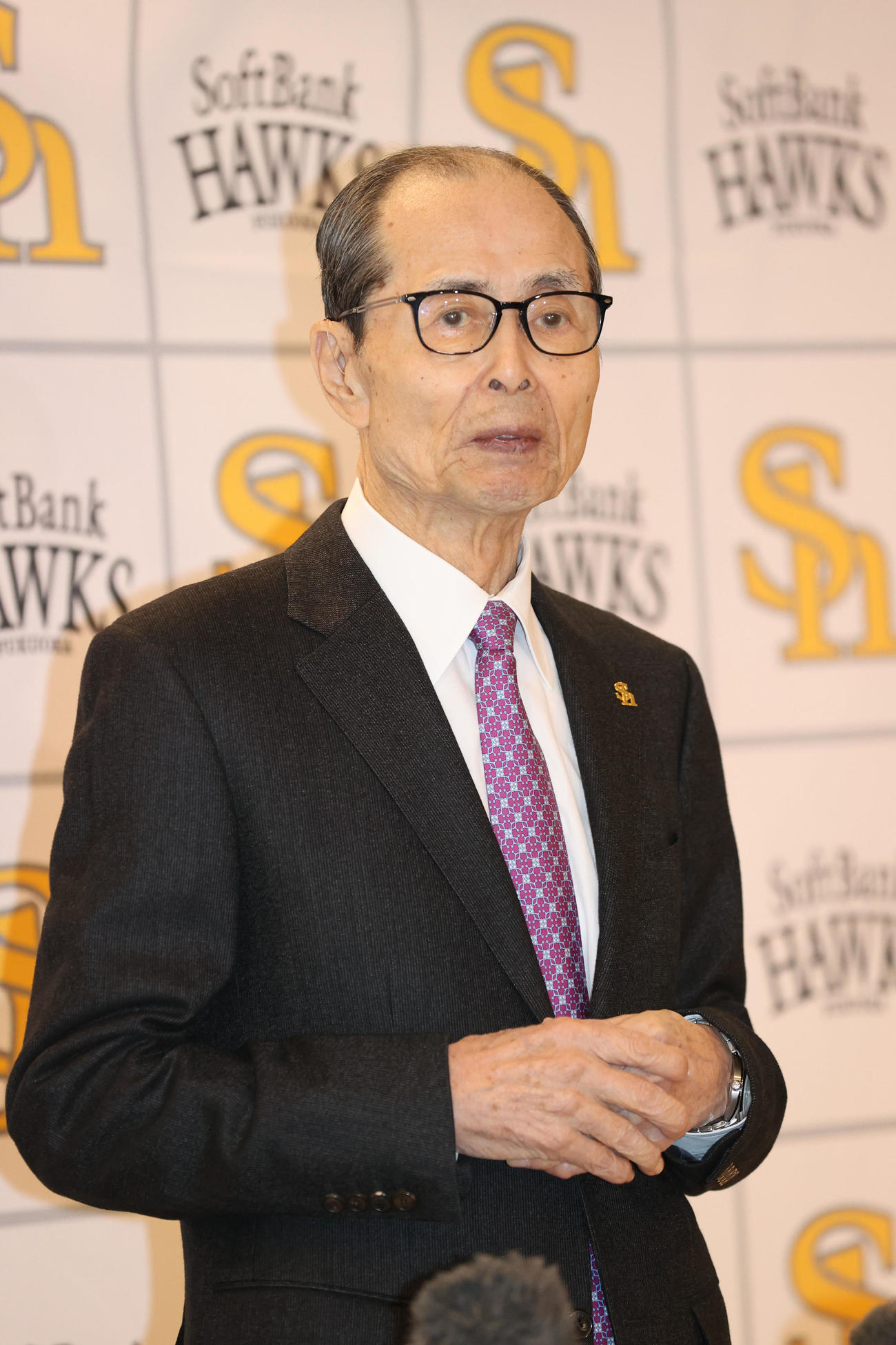 鏡開きで乾杯を終えた王球団会長は報道陣に囲まれる（撮影・梅根麻紀）