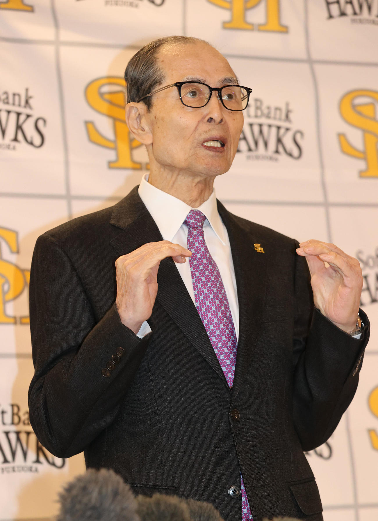 鏡開きで乾杯を終えた王球団会長は報道陣に囲まれる（撮影・梅根麻紀）