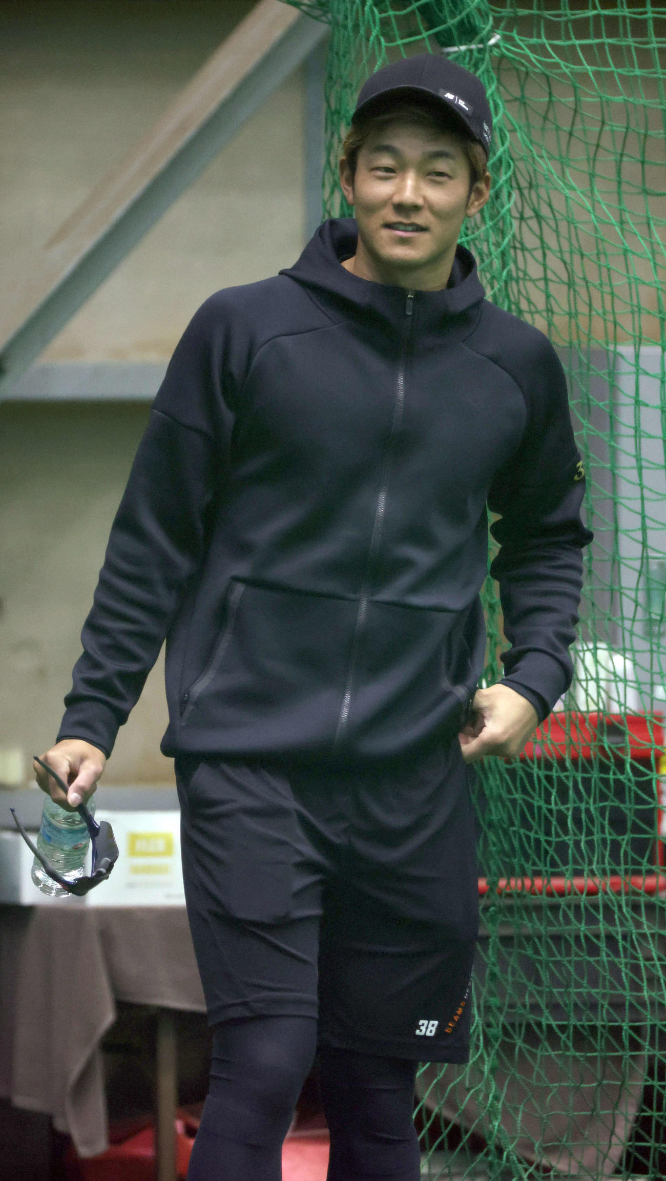 室内練習場に姿を見せる日本ハム石井（撮影・佐藤翔太）