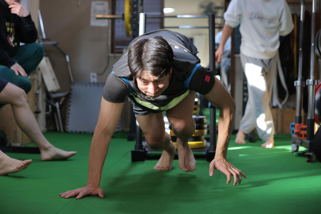 トレーニングをする巨人大勢（球団提供）