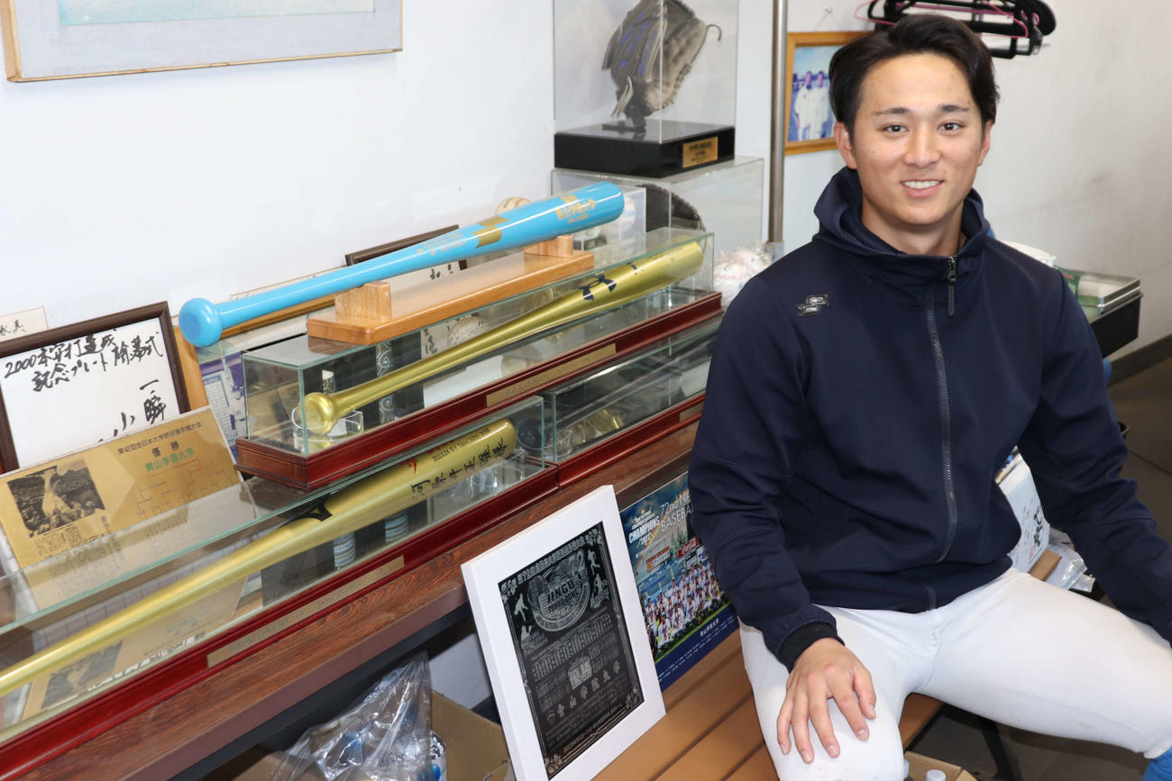 練習始めを行い、昨年の優勝記念バットの前で気持ちも新たに連覇を誓う青学大・主将の佐々木（撮影・保坂淑子）