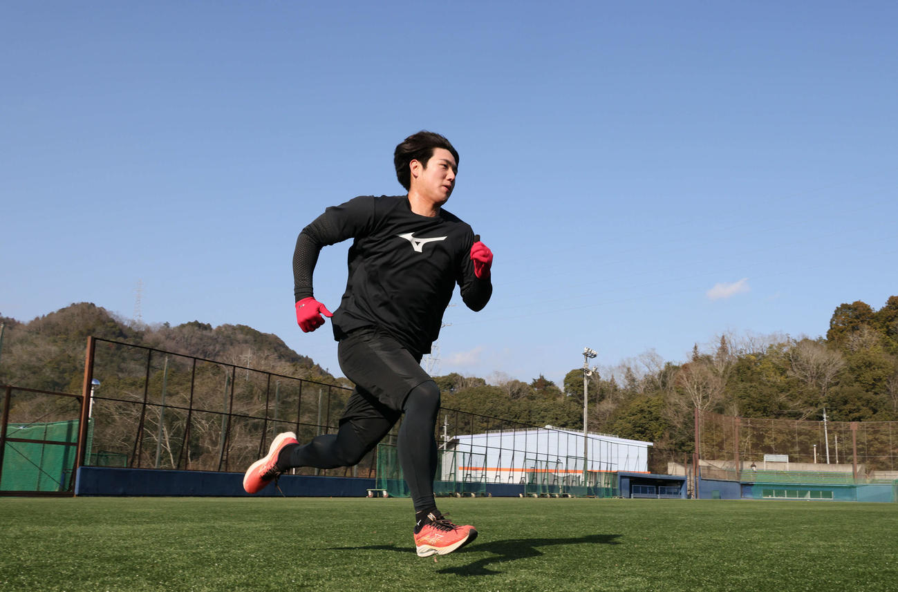 自主トレを公開した阪神ドラフト5位の石黒佑弥。外野で走り込んだ（撮影・加藤孝規）
