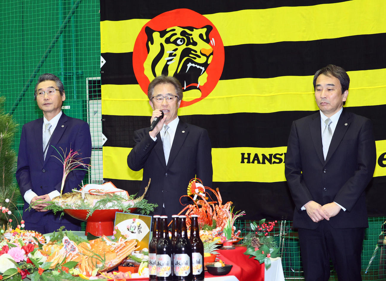 阪神球団の仕事始めであいさつする粟井球団社長（中央）（撮影・上山淳一）