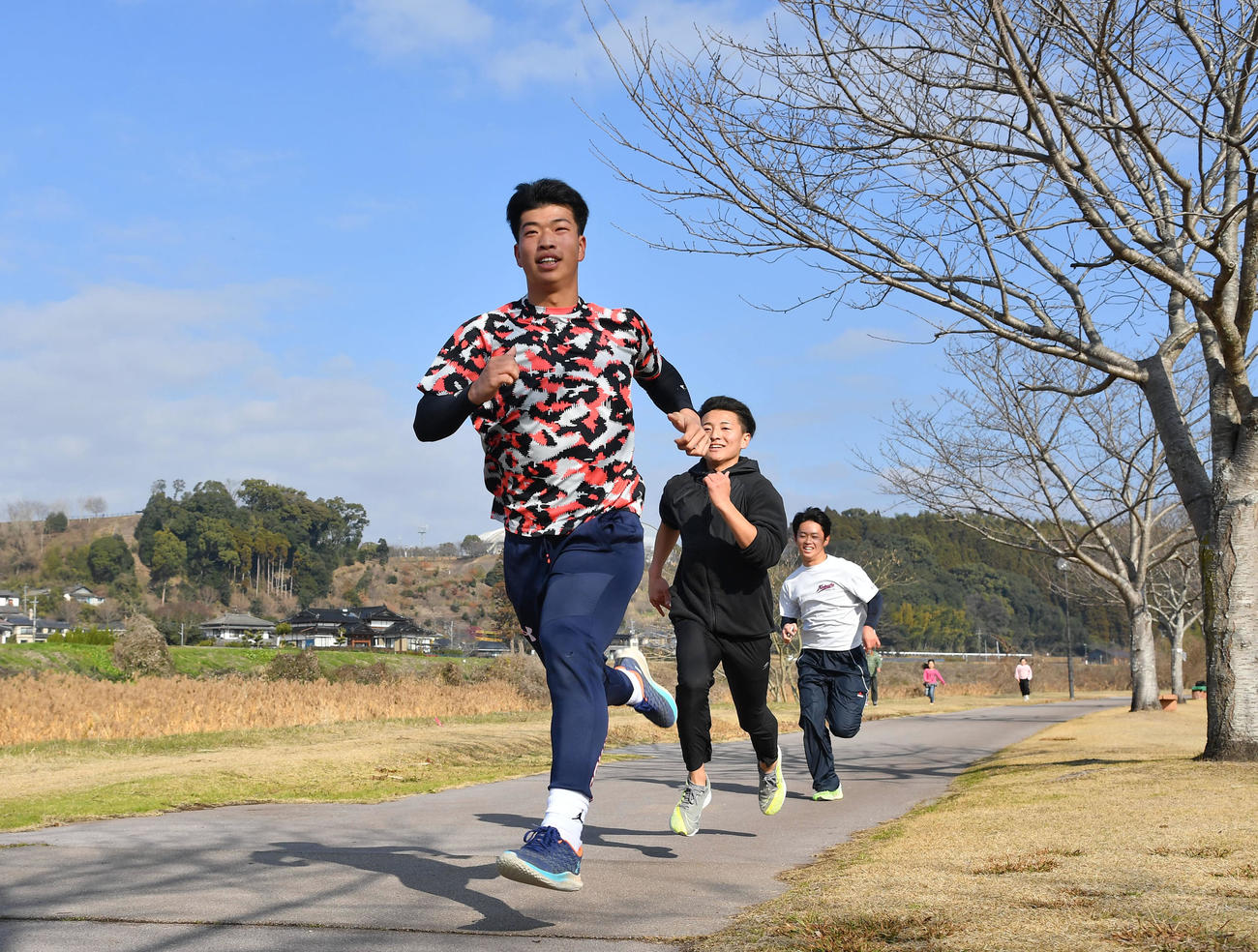 自主トレを公開した阪神百崎（先頭）は、小学校時代のチームメイトたちと走り込みを行う（撮影・岩下翔太）