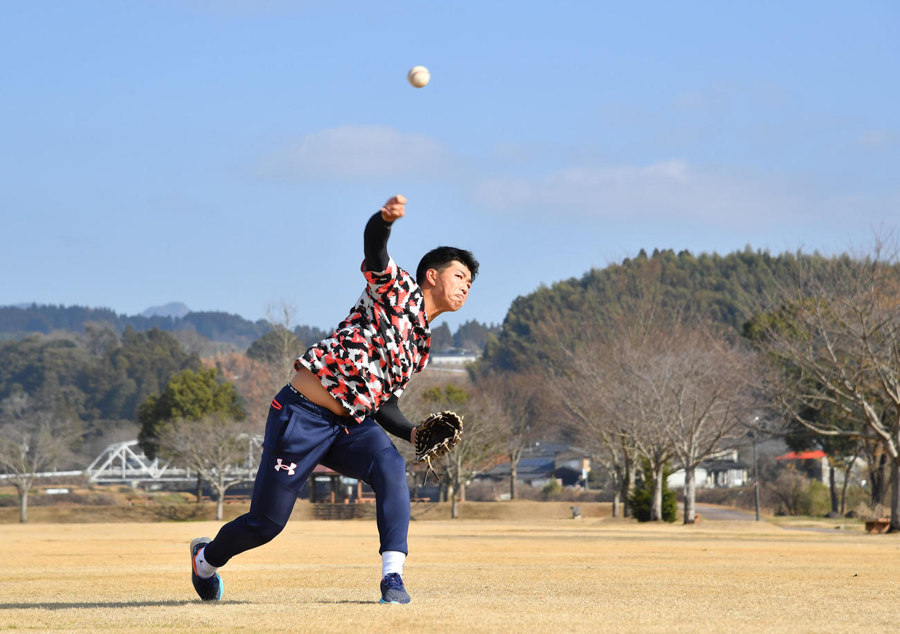自主トレを公開し、キャッチボールを行う阪神百崎（撮影・岩下翔太）