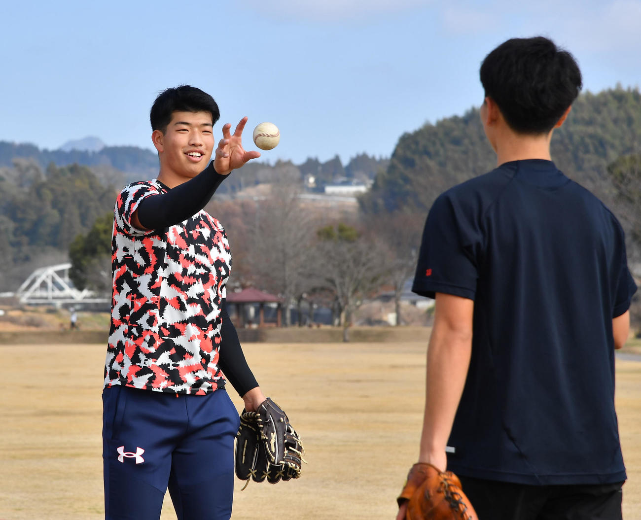 キャッチボールを終えて笑顔を見せる阪神百崎（撮影・岩下翔太）