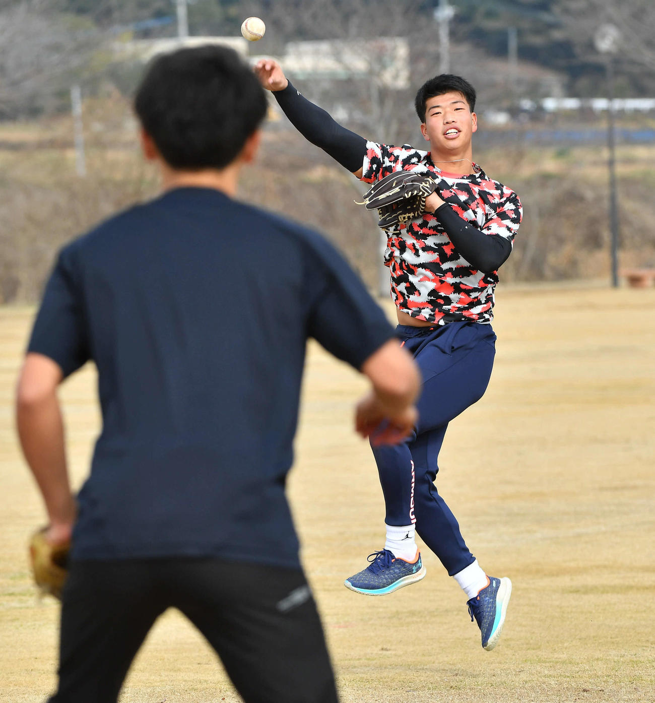 自主トレを公開し、ペッパーでボール回しをする阪神百崎（撮影・岩下翔太）