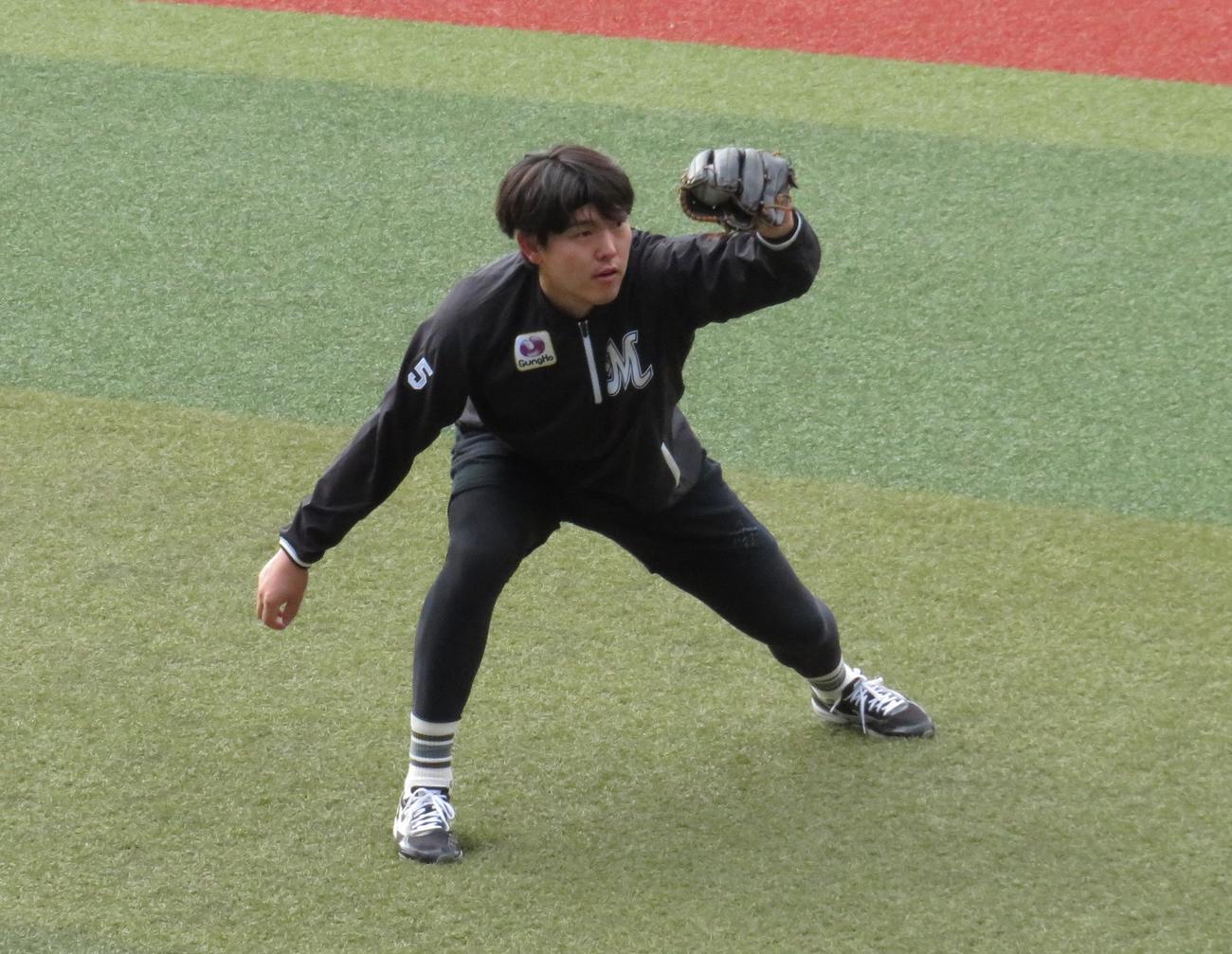 自主トレを公開した安田（撮影・星夏穂）