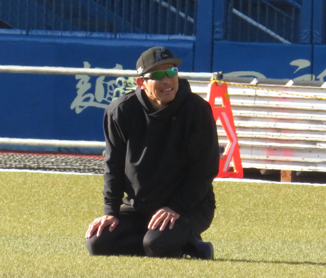 自主トレを公開した荻野（撮影・星夏穂）