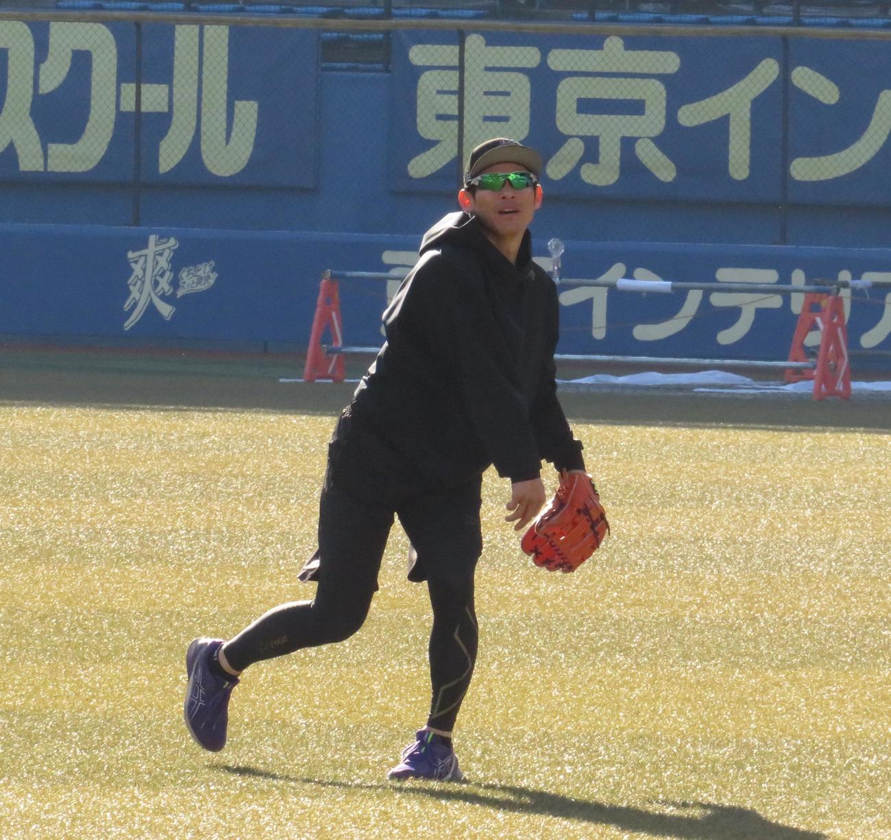 自主トレを公開した荻野（撮影・星夏穂）