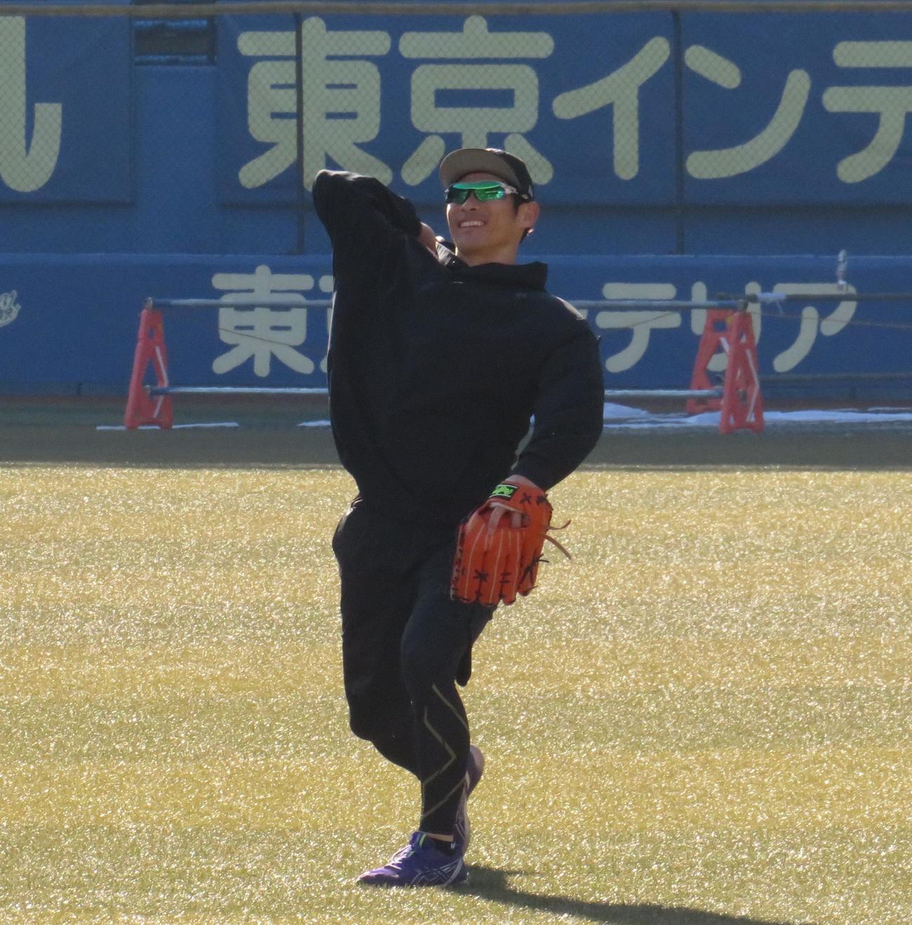 自主トレを公開した荻野（撮影・星夏穂）