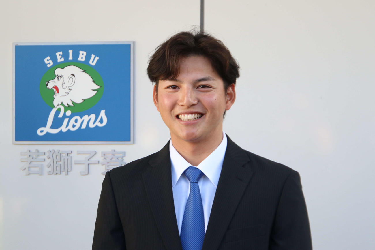新人1番乗りで入寮した西武育成4位の金子功（撮影・山崎純一）