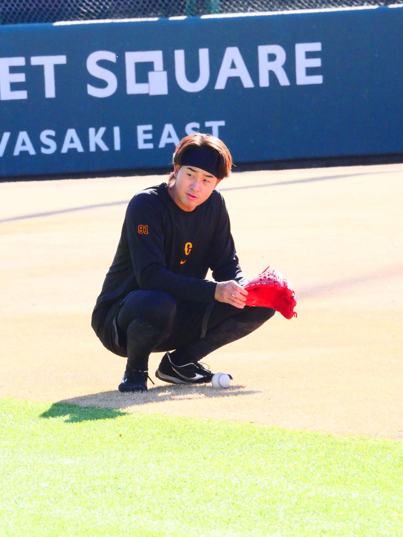 キャッチボール後に座って休む巨人堀田（撮影・上田悠太）