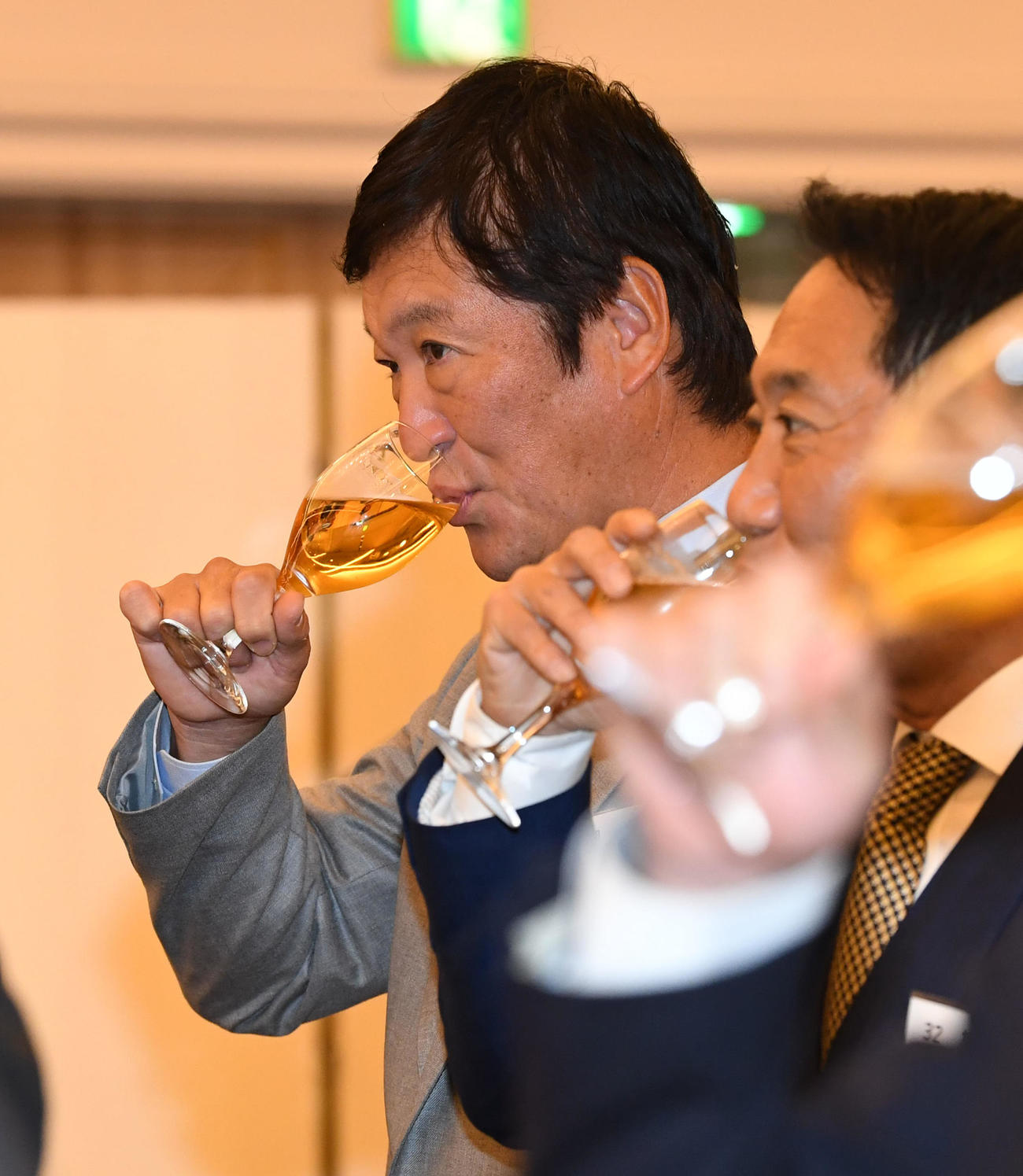 PL学園硬式野球部OB会に出席、乾杯する中日片岡ヘッドコーチ（撮影・前岡正明）