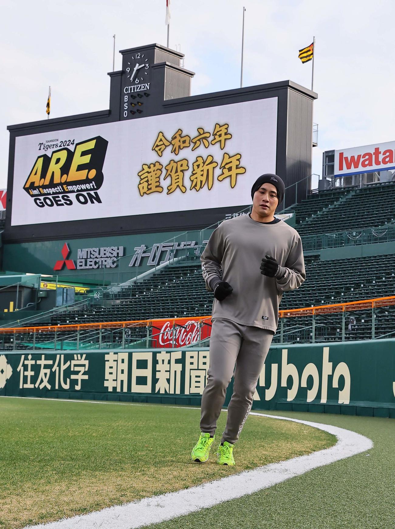 甲子園球場の外野を走る木浪（撮影・上田博志）